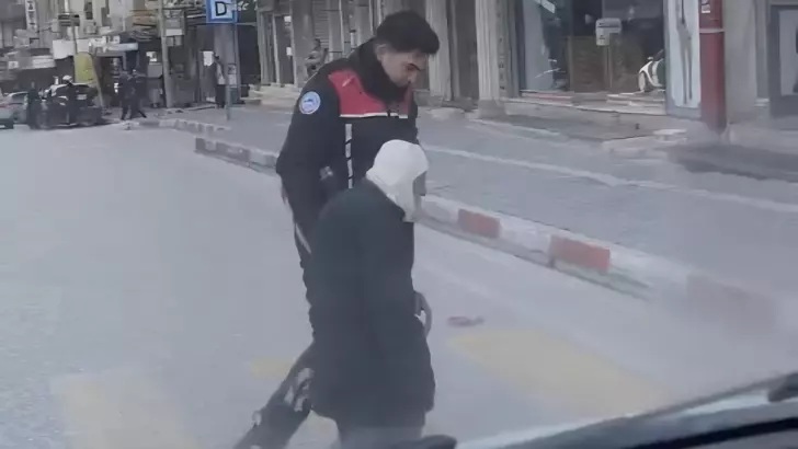 Polisten yaşlıya göz yaşartan yardım geldi