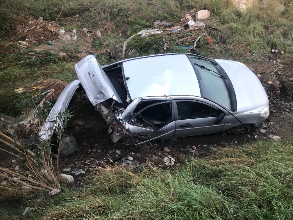 Araba köprüden uçtu, şoför yaralandı