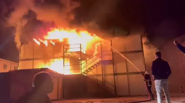 Şantiye yatakhanesinde yangın