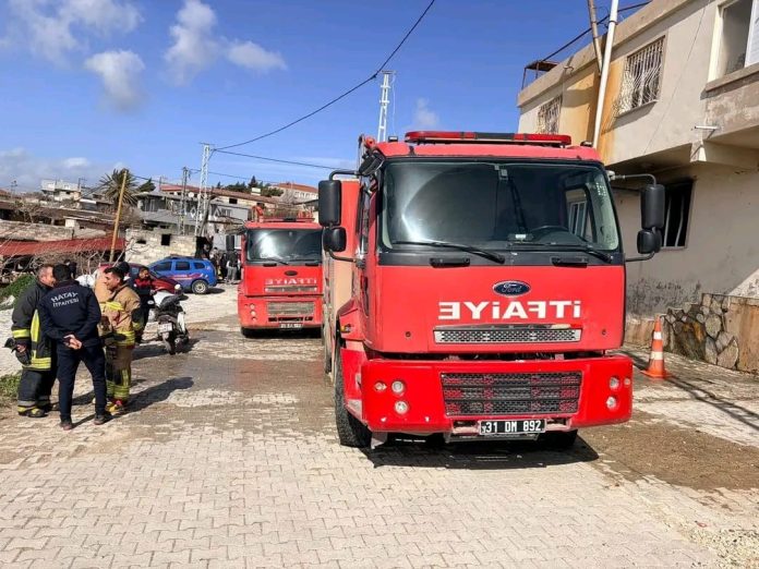 HATAY'DA DUMANDAN ETKİLENEN 3 VATANDAŞI İTFAİYE KURTARDI