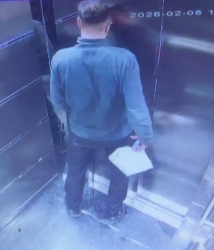 DEDEKTİF GİBİ İZ SÜREN APARTMAN YÖNETİMİ, ASANSÖRDEKİ İDRAR KOKUSUNUN KAYNAĞININ KARGOCU OLDUĞUNU TESPİT ETTİ APARTMAN SAKİNLERİNİN AYLARDIR PEŞİNDE OLDUKLARI İDRAR KOKUSUNUN SEBEBİNİN KARGOCU OLDUĞU ORTAYA ÇIKTI