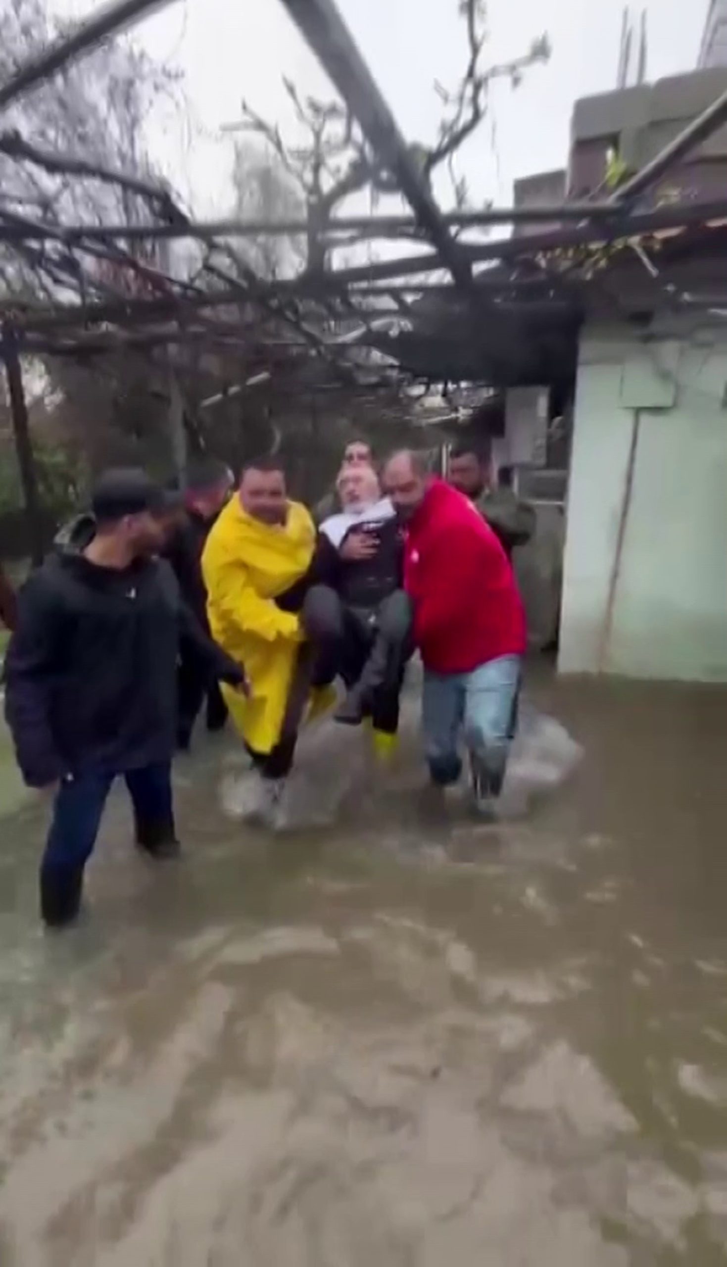 Kızılay ekipleri tarafından kurtarıldı.