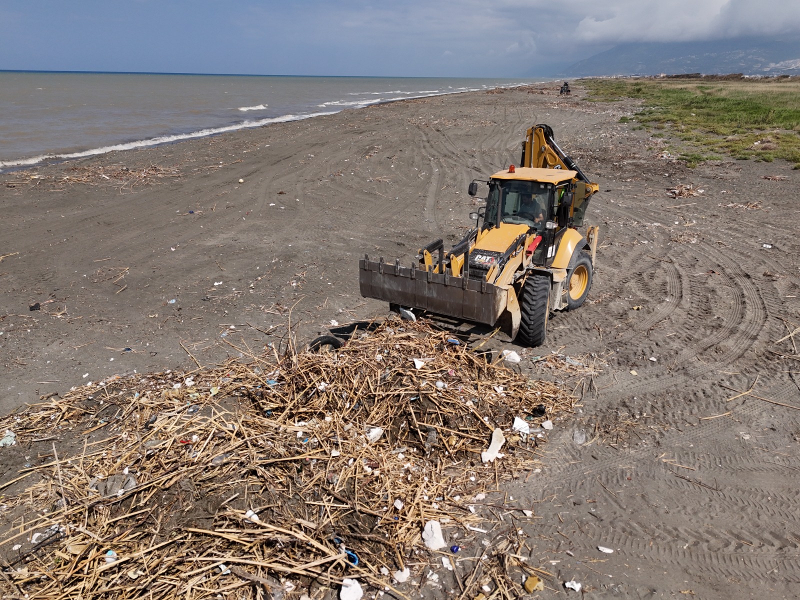 Sahillerde temizlik çalışmaları başladı