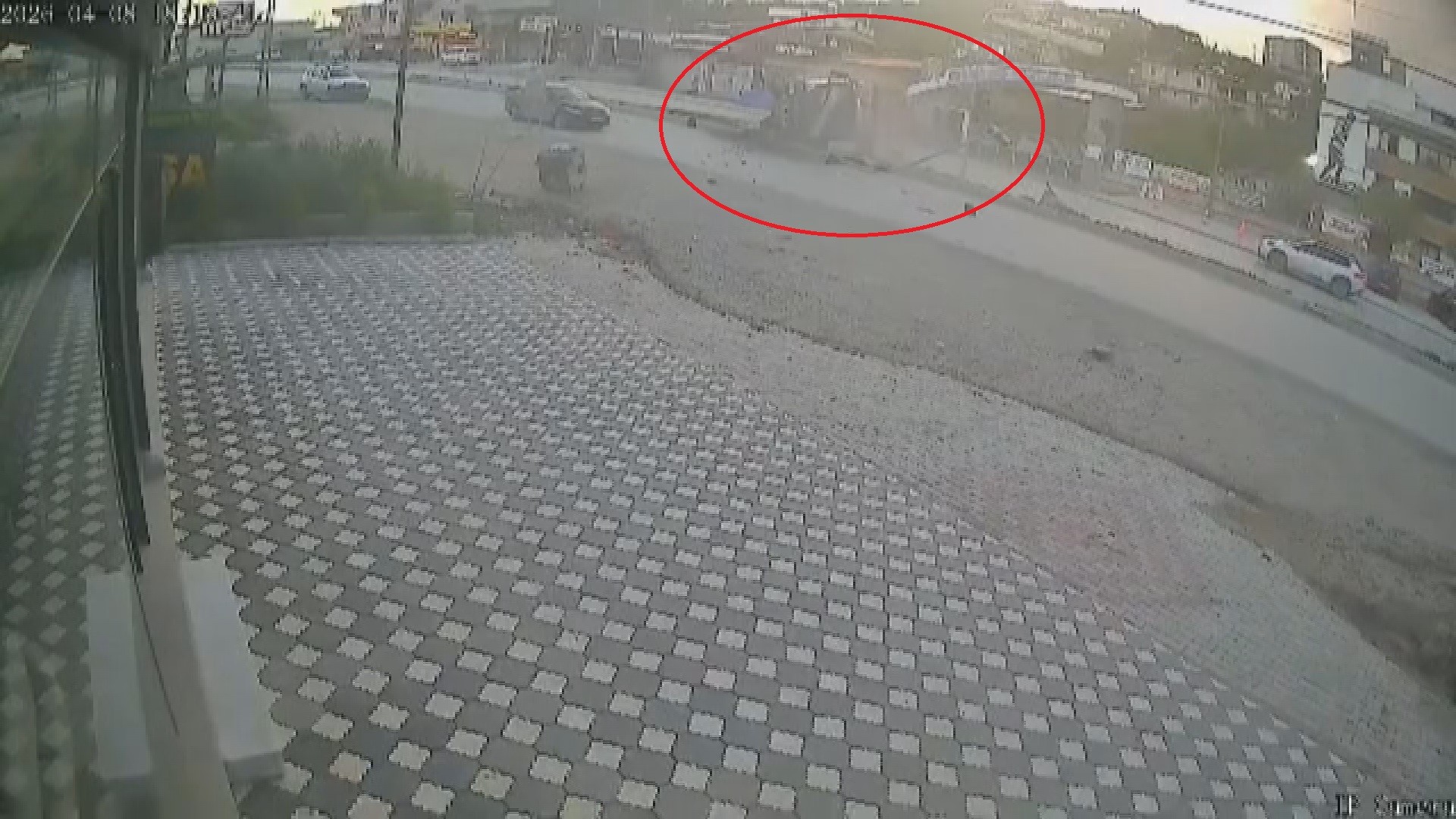 Hafriyat kamyonunun devrilmesi kamerada