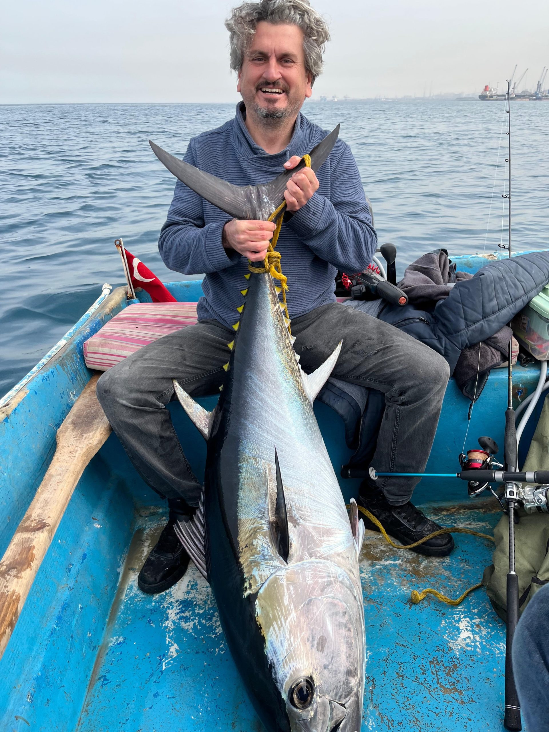 Amatör balıkçı 1 metrelik balık yakaladı