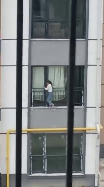 Korkulukta gezinen çocuk,korkuttu