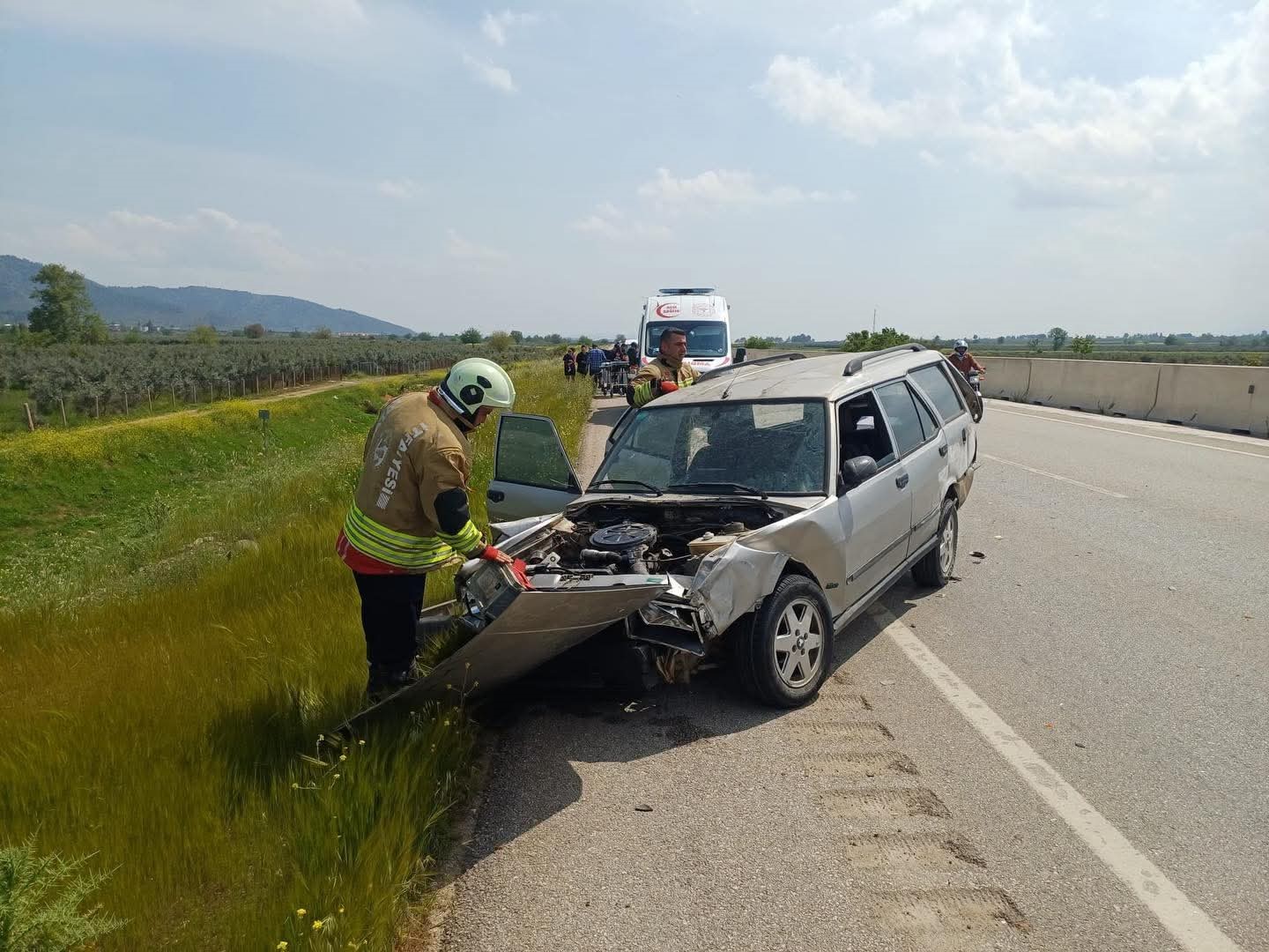 Tırla çarpışan araçta  2 kişi yaralandı.