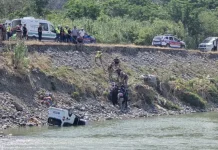 Nehre ucan aracın sürücüsü öldü