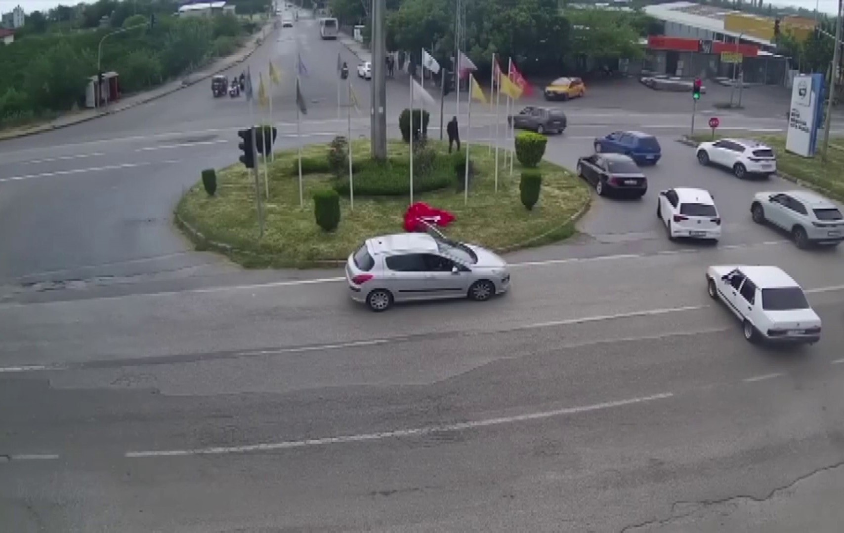 Yere Düşen Türk Bayrağını kaldırdılar