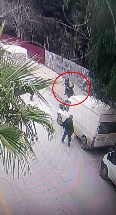 Kaldırım taşıyla gelen ölüm kamerada