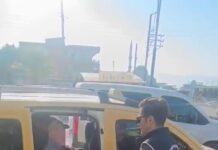 Taksiyle göçmen kaçırırken yakalandılar