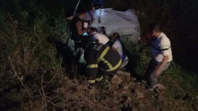 KIRIKHAN’DA KAMYONET ŞARAMPOLE UÇTU:  3 YARALI