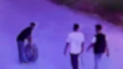 GECE YARISI ARACIN LASTİĞİ PATLAYINCA BAŞKA ARACIN YEDEK LASTİĞİNİ ÇALDILAR: O ANLAR KAMERADA