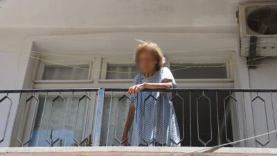 ALZAYMIR HASTASI YAŞLI KADININ “ALLAH’IM BENİ KURTARIN, KORKUYORUM VE KİMSEM YOK” BAĞRIŞLARI MAHALLENİN VİCDANINI SIZLATIYOR