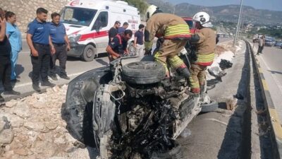 HATAY’DA OTOMOBİL REFÜJE ÇARPTI:  1’İ AĞIR 3 YARALI