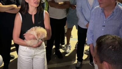 ŞARKICI ELİF BUSE DOĞAN’IN DARBUKALI, ISLIKLI MİNİ KONSERİ VATANDAŞLARIN BEĞENİSİ TOPLADI