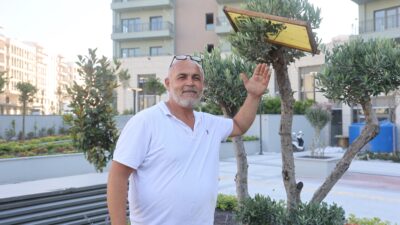 SOKAĞI İSTİLA EDEN ARILARA DENK GELEN ARICI, OĞULU KORKMADAN ÇIPLAK ELLE TOPLADI