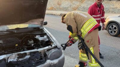 ANTAKYA’DA OTOMOBİLİN MOTORUNDAN ALEVLER YÜKSELDİ