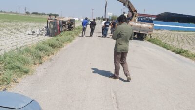 DEVRİLEN BRİKET YÜKLÜ KAMYONUN SÜRÜCÜSÜ YARALANDI