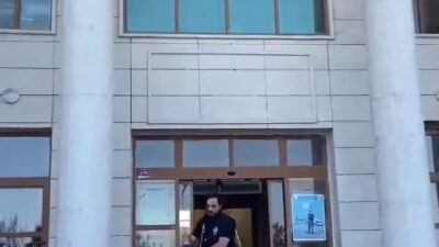 AYRILMAK İSTEDİĞİ İÇİN EVLATLARININ ÖNÜNDE ELİ BIÇAKLI KOCASI TARAFINDAN ÖLDÜRESİYE DÖVÜLDÜ EŞİNE DAYAK ATAN KOCA TUTAKLANDI
