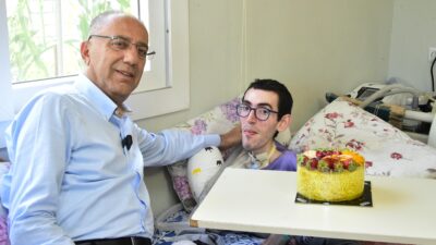 YAŞAMA SEVİNCİNİ KAYBETMEYEN KAS HASTASI GENÇ 26. YAŞINI KUTLADI