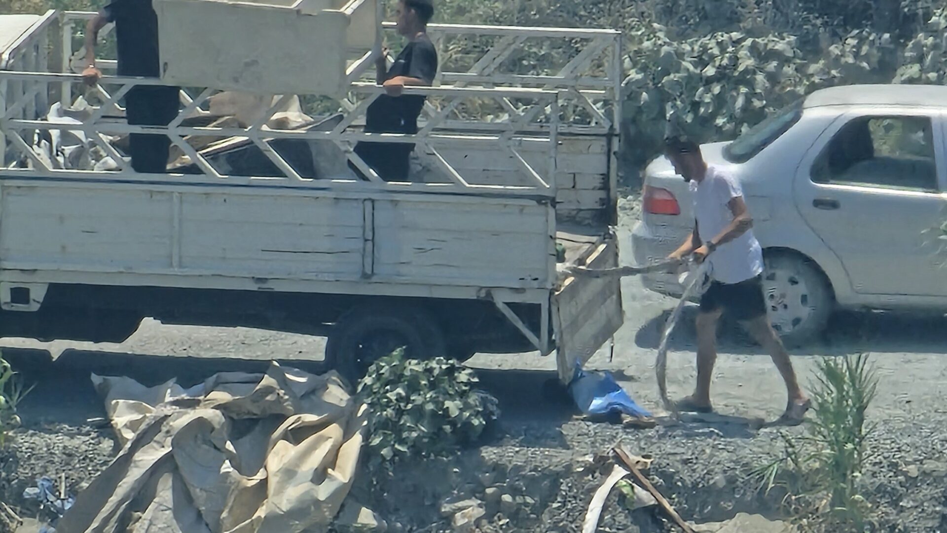 Kamyon Dolusu Atığı Dereye Döktüler