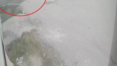 MOTOSİKLET VE BİSİKLETLİ ÇOCUĞUN ÇARPIŞTIĞI ANLAR KAMERADA