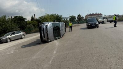 PAYAS’TA ÇARPIŞMAYLA YAN YATAN OTOMOBİLİN SÜRÜCÜSÜ YARALANDI