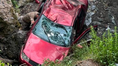PAYAS’TA UÇURUMDAN YUVARLANAN OTOMOBİLİN SÜRÜCÜSÜ YUVARLANDI