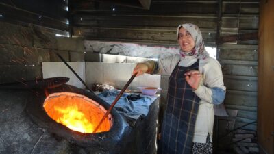 EKMEK PARASINI KAVURUCU SICAKTA TANDIR ATEŞİNİN İÇİNDEN ÇIKARAN KADINLAR SICAĞA DAYANABİLMEK İÇİN LİTRELERCE SU TÜKETİYORLAR