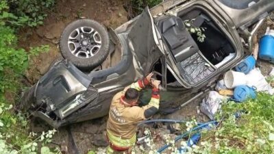 OTOMOBİLLE ÇARPIŞAN HAFİF TİCARİ ARAÇ DEREYE UÇTU: 7 YARALI