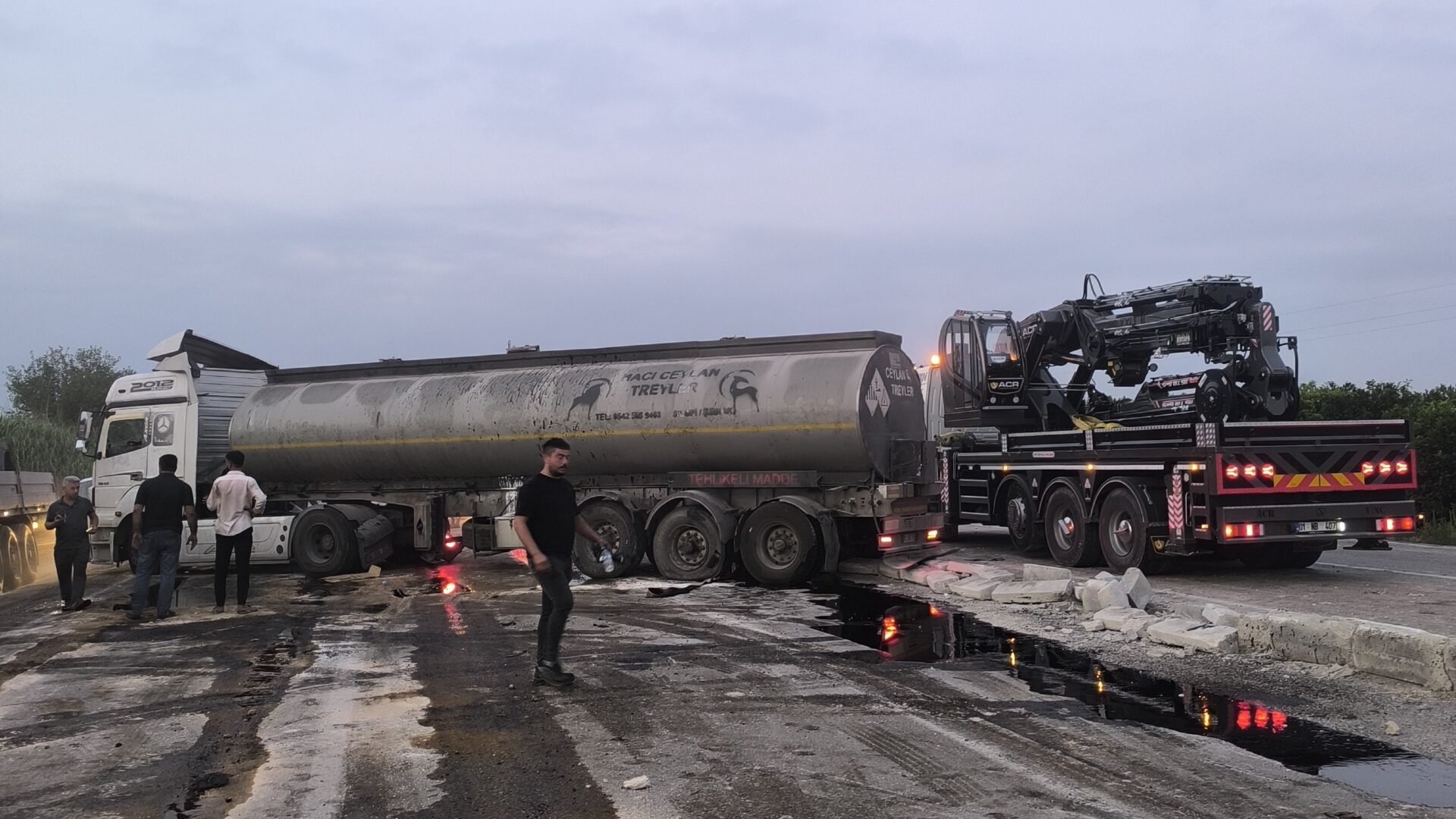 Yakıt Yüklü Tanker Devrildi