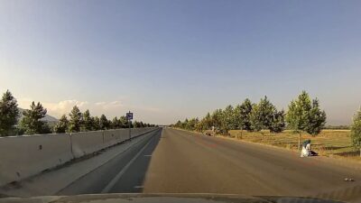 MOTOSİKLETTEKİ ÇİFTİN YERE SAVRULDUĞU ANLAR KAMERADA