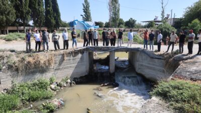 FABRİKA ATIKLARININ BIRAKILMASIYLA YILLAR İÇİNDE ÇÖPLÜK HALİNE GELEN DERENİN KOKUSU VATANDAŞLAR CANINDAN BEZDİRDİ