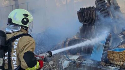 ANTAKYA’DA İNŞAAT MALZEMELERİNİN BULUNDUĞU ALANDA YANGIN ÇIKTI