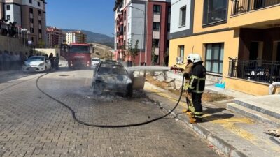 KIRIKHAN’DA PARK HALİNDEKİ FİAT ALEVLERE TESLİM OLDU