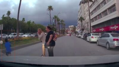 MOTOSİKLETİN, SCOOTERLİ ÇOCUĞA ÇARPTIĞI ANLAR KAMERADA