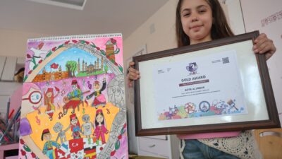 8 YAŞINDAKİ RESSAM ASYA, 300 BİN RAKİBİNİ GERİDE BIRAKARAK DÜNYA BİRİNCİSİ OLDU