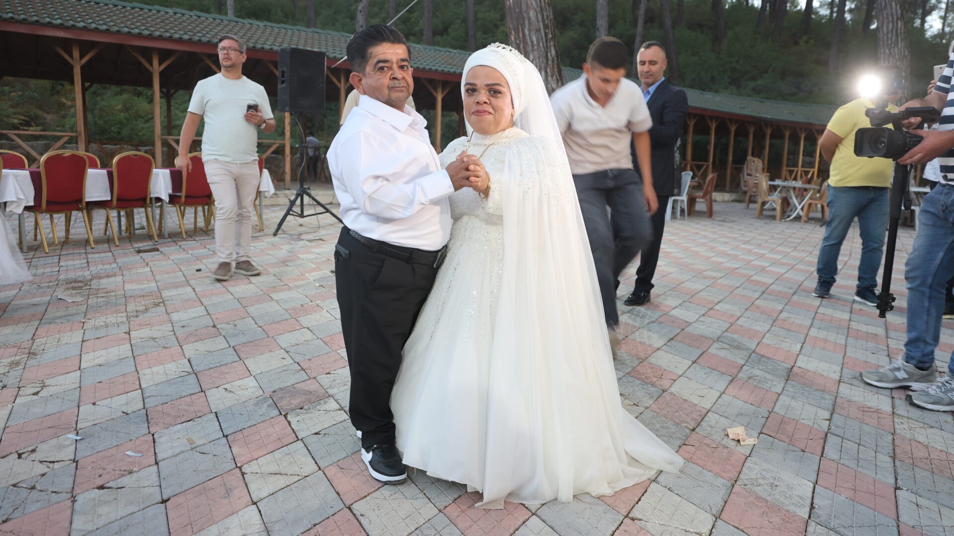 Yarım Kalan Aşklarını Unutmadılar