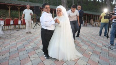 YARIM KALAN AŞKLARINI UNUTMAYARAK 21 YIL SONRA EVLENEN CÜCE ÇİFTİN KIZLARI DÜNYAYA GELDİ