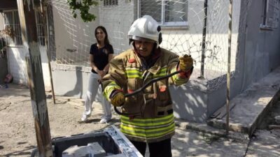 HASSA VE ERZİN’DE YERLEŞİM ALANLARINA GİREN YILANLARI İTFAİYE YAKALADI