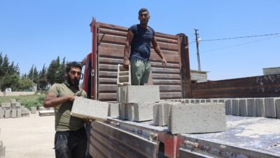KAVURUCU SICAKTA BİRLİKTE MESAİ YAPAN İKİZ KARDEŞLER, GÜNDE 2 BİN 500 BRİKET ÜRETİP 5 KAMYONA YÜKLÜYORLAR