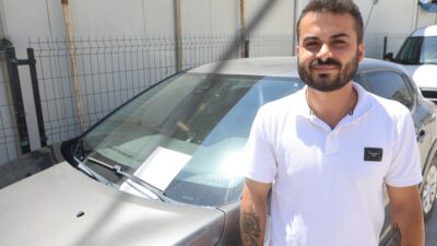 SÜRTTÜĞÜ ARACIN SAHİBİNİ BULAMAYINCA ÖN CAMA ‘ARABAYA HAFİF SÜRTTÜM, LÜTFEN BANA ULAŞIN’ NOTUNU BIRAKTI
