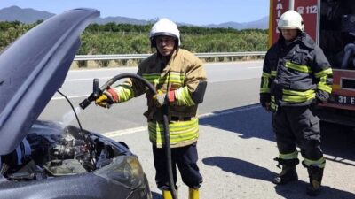 ERZİN’DE OTOMOBİLİN MOTORUNDAN ALEVLER YÜKSELDİ
