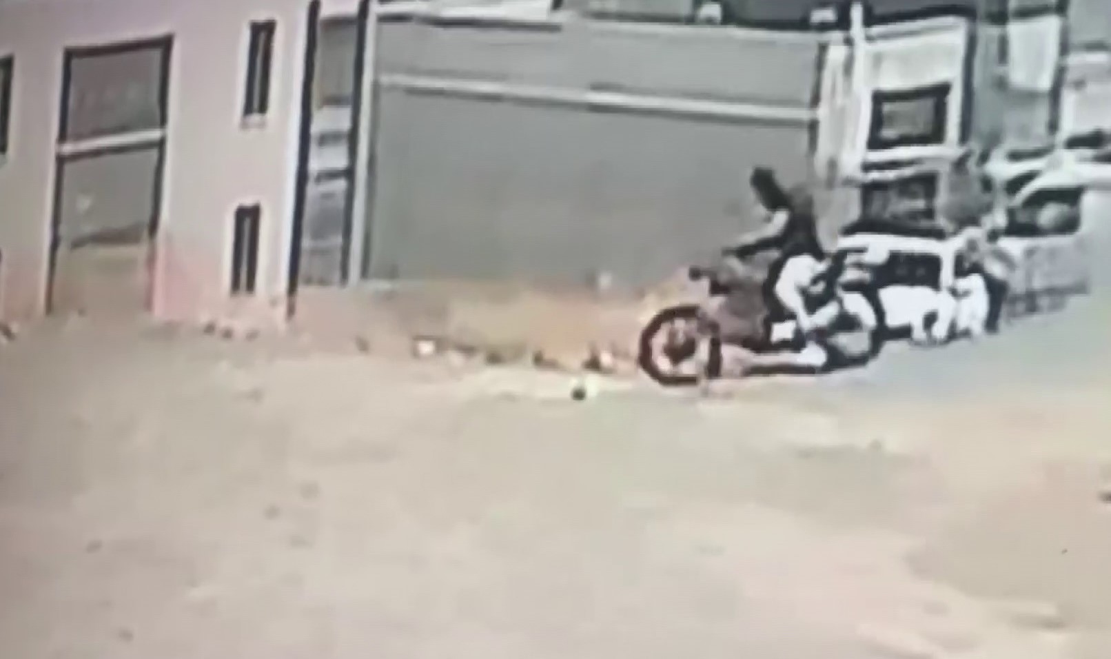 Hırsız Yüzünü Gizleyerek Motosikleti Çaldı