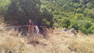 DEFNE’DE İNDİĞİ UÇURUMDAN ÇIKAMAYAN VATANDAŞI İTFAİYE KURTARDI