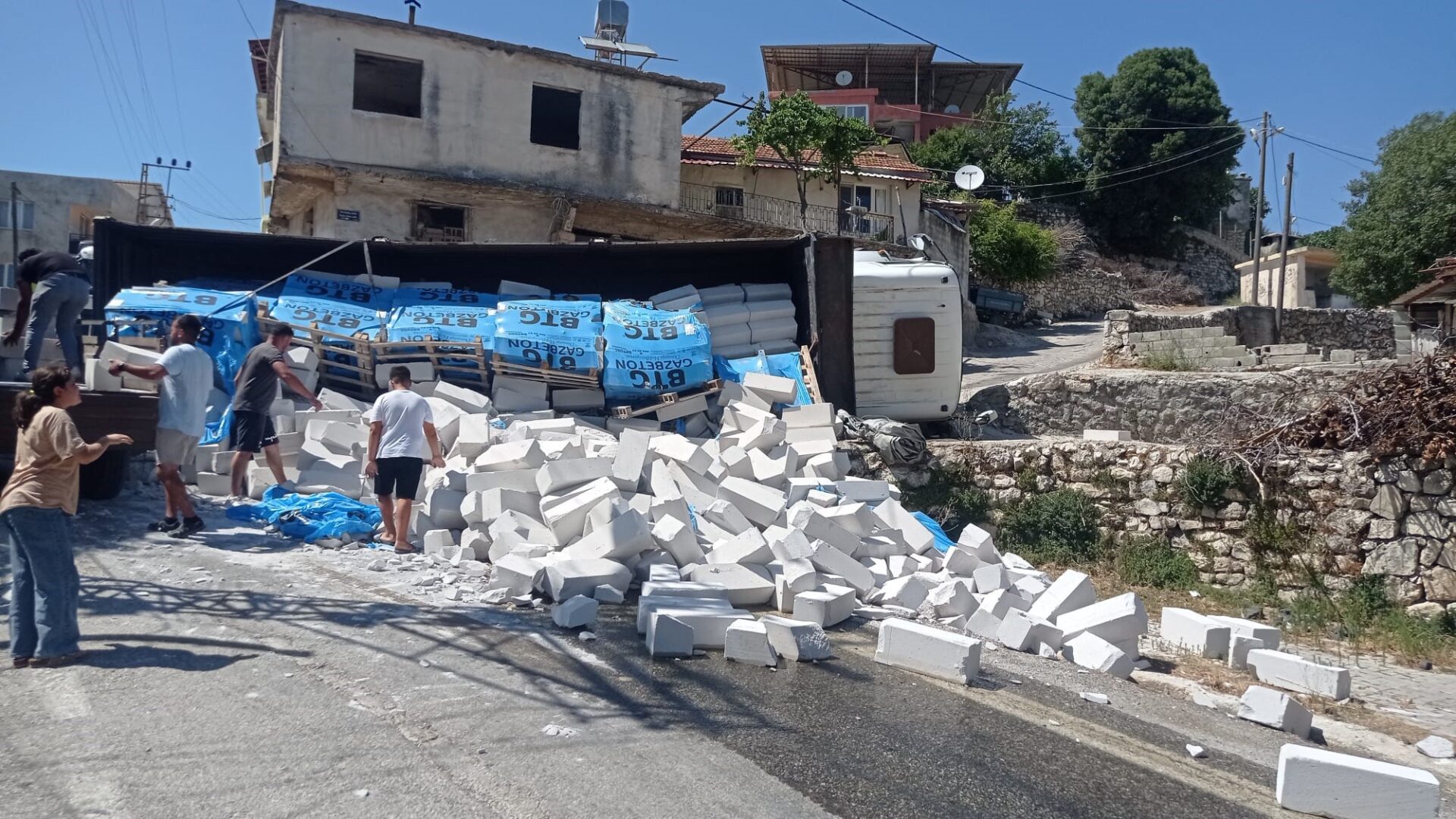  Yayladağı’nda Briket yüklü tır devrildi