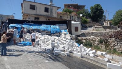 RAMPAYI ÇIKAMAYAN BRİKET YÜKLÜ TIRIN DEVRİLDİĞİ ANLAR KAMERADA
