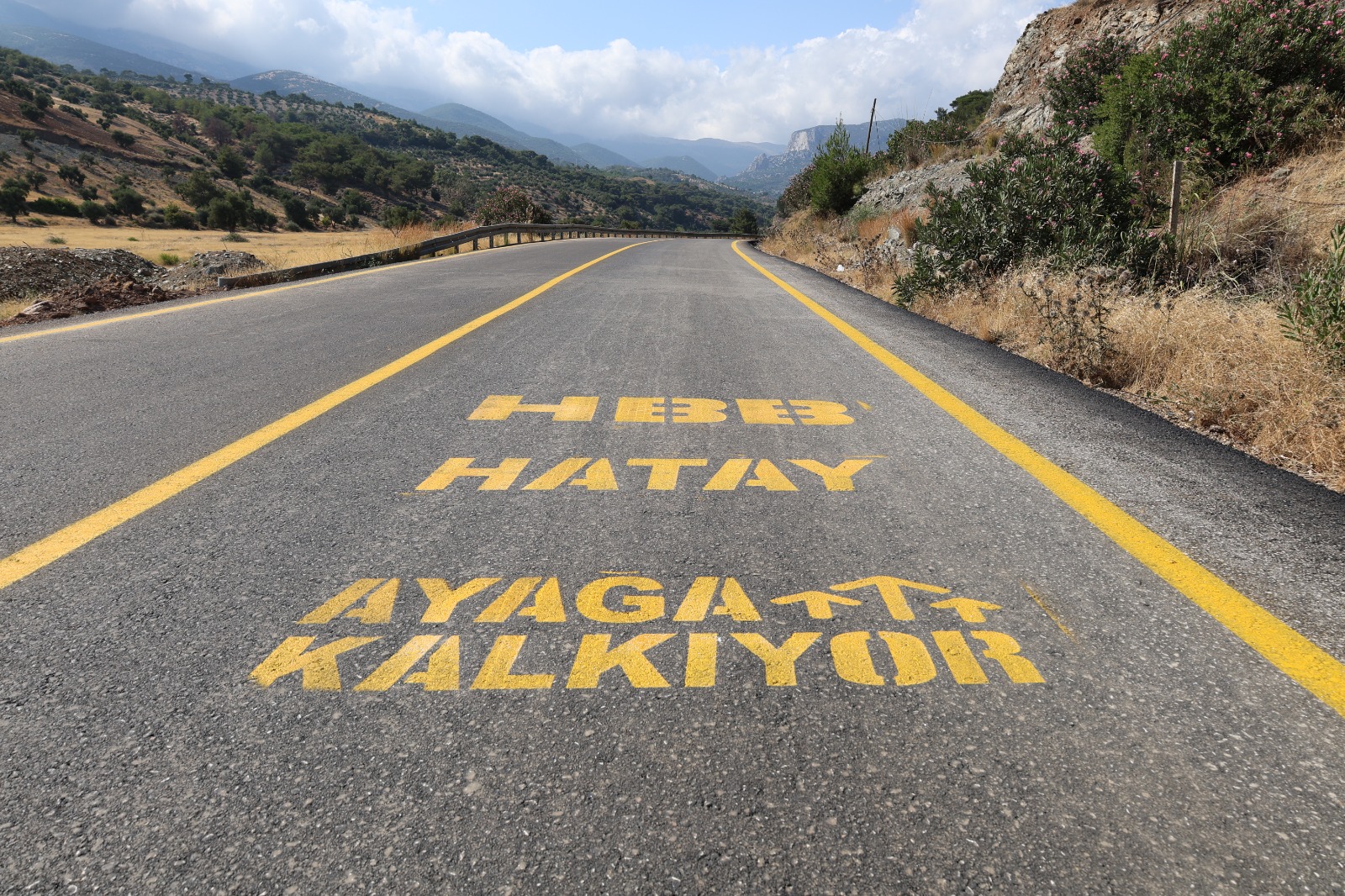 Hatay’ın dört tarafında yollar yenileniyor