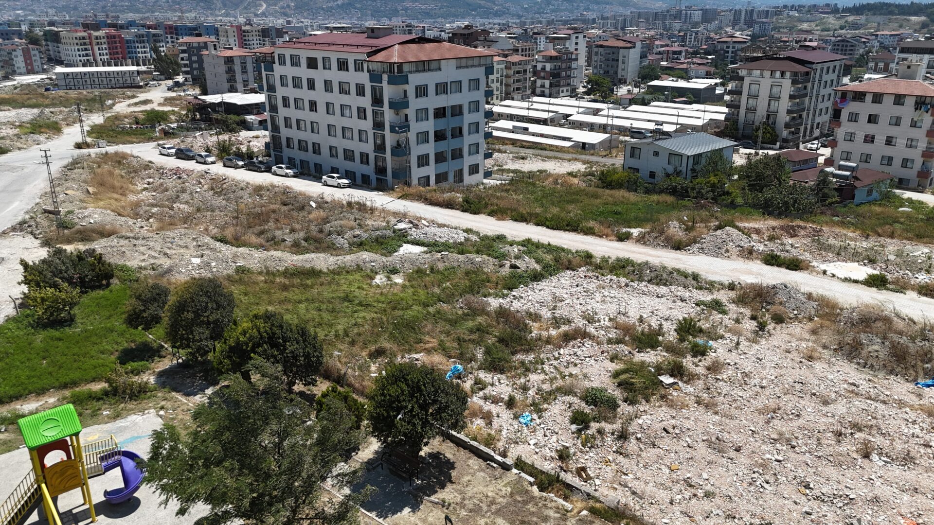 Sokakta moloz dağları oluştu